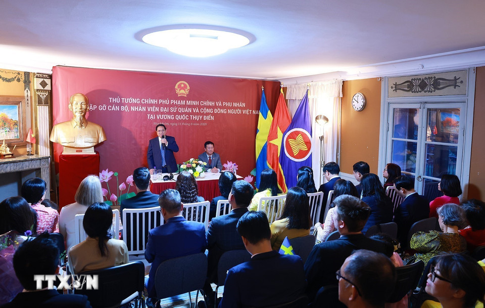 Thủ tướng Phạm Minh Chính phát biểu tại buổi gặp cán bộ, nhân viên Đại sứ quán và cộng đồng người Việt Nam tại Thụy Điển. (Ảnh: Dương Giang/TTXVN)