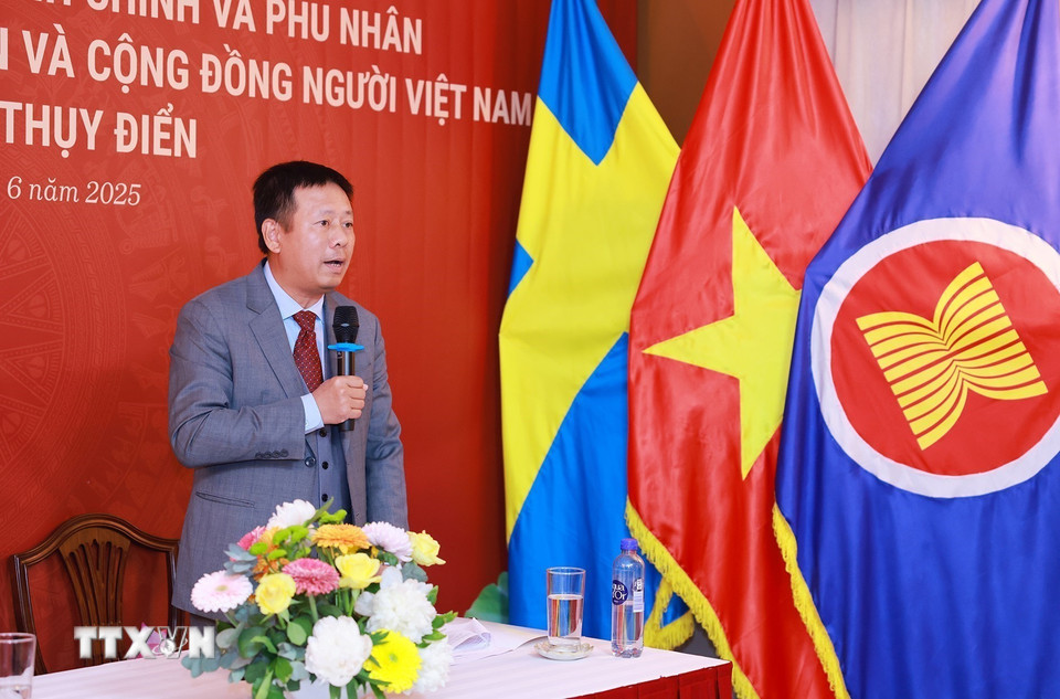 Đại sứ Việt Nam tại Thụy Điển Trần Văn Tuấn báo cáo tình hình cộng đồng người Việt Nam tại Thụy Điển. (Ảnh: Dương Giang/TTXVN)