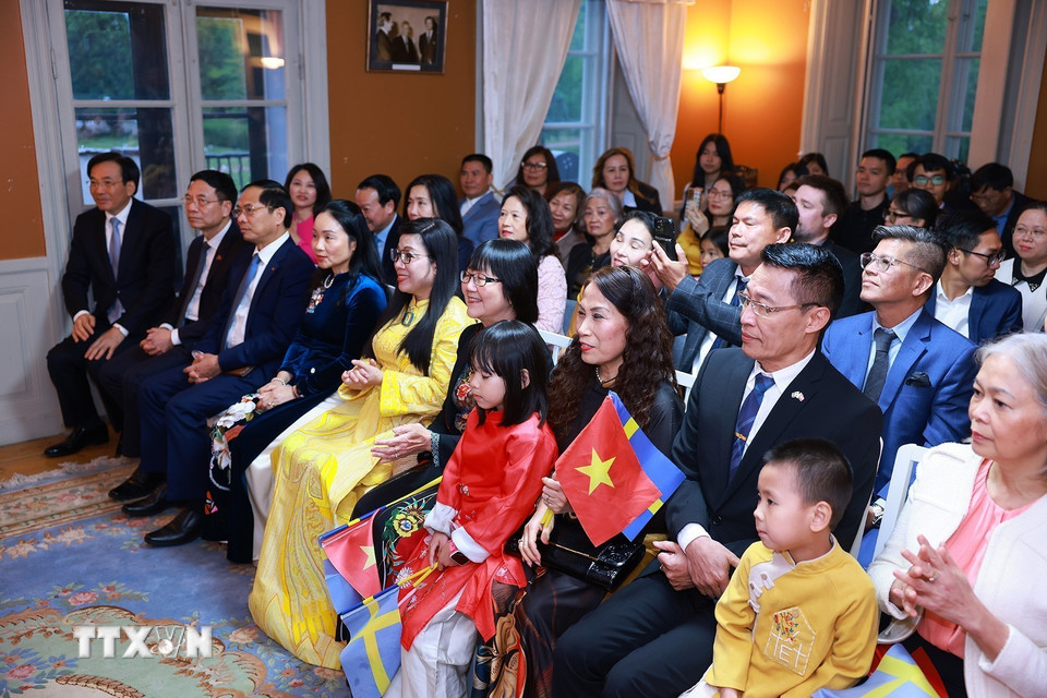 Đại diện các bộ, ngành và cộng đồng người Việt Nam tại Thụy Điển tham dự buổi gặp. (Ảnh: Dương Giang/TTXVN)