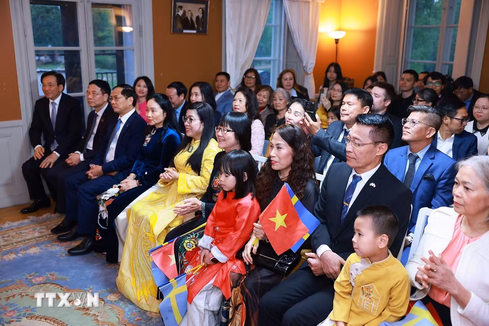 Đại diện các bộ, ngành và cộng đồng người Việt Nam tại Thụy Điển tham dự buổi gặp. (Ảnh: Dương Giang/TTXVN)