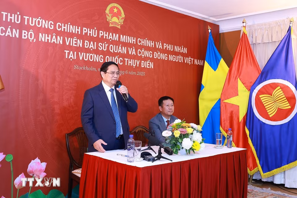 Thủ tướng Phạm Minh Chính phát biểu tại buổi gặp cán bộ, nhân viên Đại sứ quán và cộng đồng người Việt Nam tại Thụy Điển. (Ảnh: Dương Giang/TTXVN)