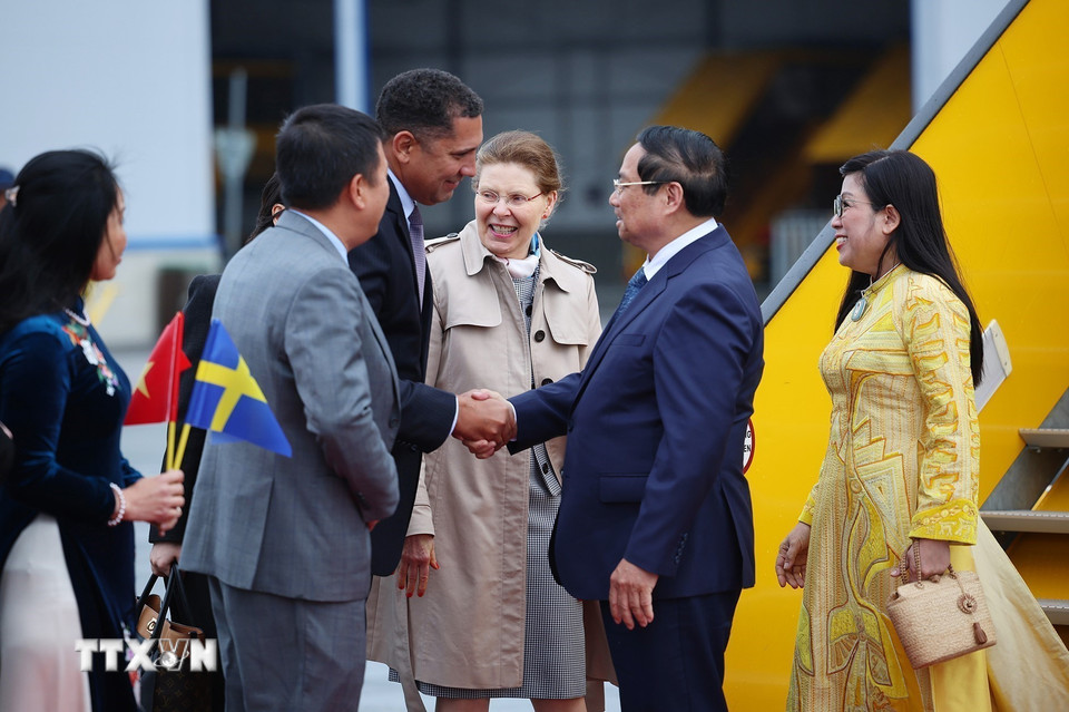 Quan chức Thụy Điển đón Thủ tướng Phạm Minh Chính và Phu nhân tại Sân bay Quốc tế Arlanda. (Ảnh: Dương Giang/TTXVN)