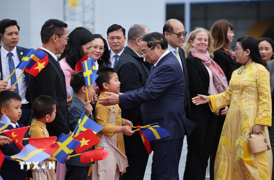 Cán bộ, nhân viên Đại sứ quán và cộng đồng người Việt Nam tại Thụy Điển đón Thủ tướng Phạm Minh Chính và Phu nhân. (Ảnh: Dương Giang/TTXVN)