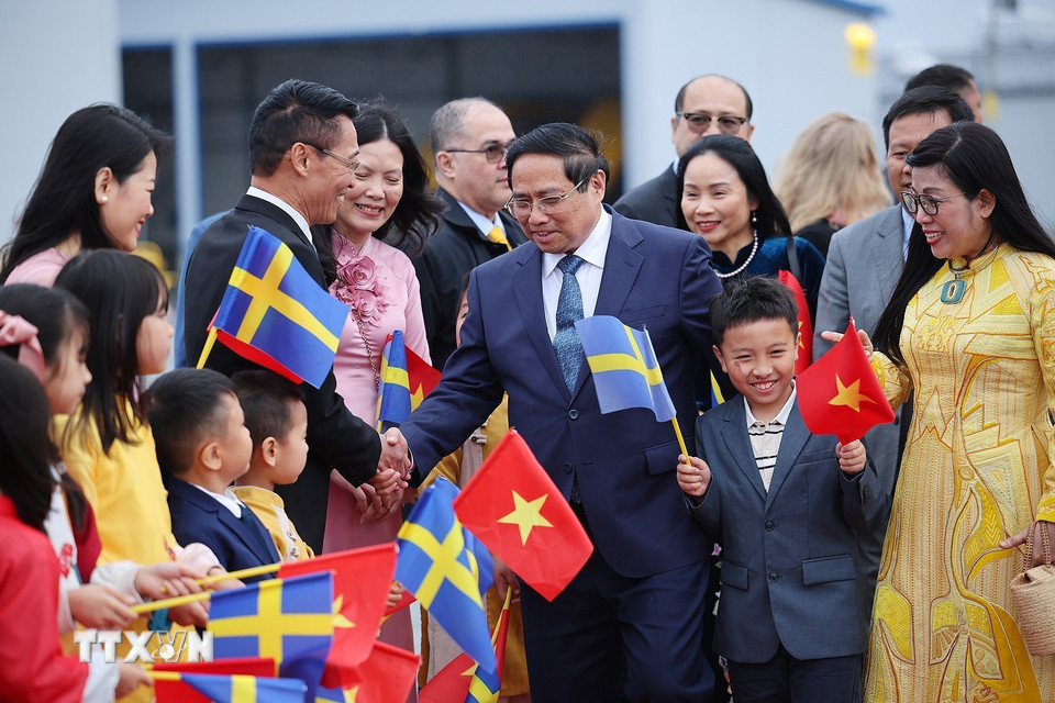 Cán bộ, nhân viên Đại sứ quán và cộng đồng người Việt Nam tại Thụy Điển đón Thủ tướng Phạm Minh Chính và Phu nhân. (Ảnh: Dương Giang/TTXVN)