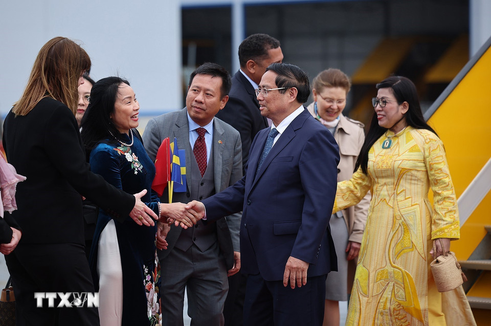 Cán bộ, nhân viên Đại sứ quán và cộng đồng người Việt Nam tại Thụy Điển đón Thủ tướng Phạm Minh Chính và Phu nhân. (Ảnh: Dương Giang/TTXVN)