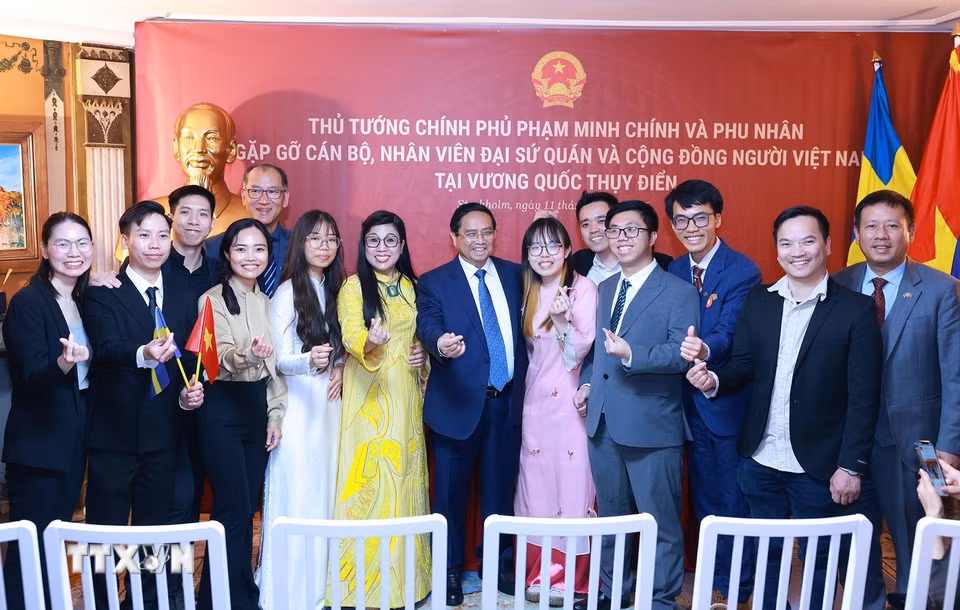 Thủ tướng Phạm Minh Chính với cộng đồng người Việt Nam tại Thụy Điển. (Ảnh: Dương Giang/TTXVN)