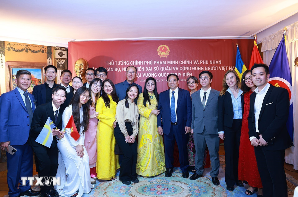Thủ tướng Phạm Minh Chính với cộng đồng người Việt Nam tại Thụy Điển. (Ảnh: Dương Giang/TTXVN)