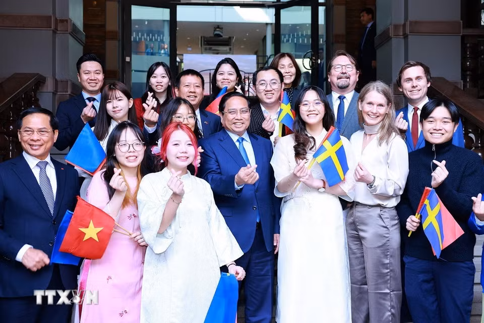 Thủ tướng Phạm Minh Chính với sinh viên, lưu học sinh Việt Nam tại Đại học Kinh tế Stockholm. (Ảnh: Dương Giang/TTXVN)