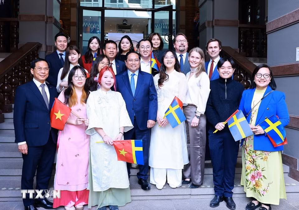 Thủ tướng Phạm Minh Chính với lãnh đạo Đại học Kinh tế Stockholm và sinh viên, lưu học sinh Việt Nam. (Ảnh: Dương Giang/TTXVN)