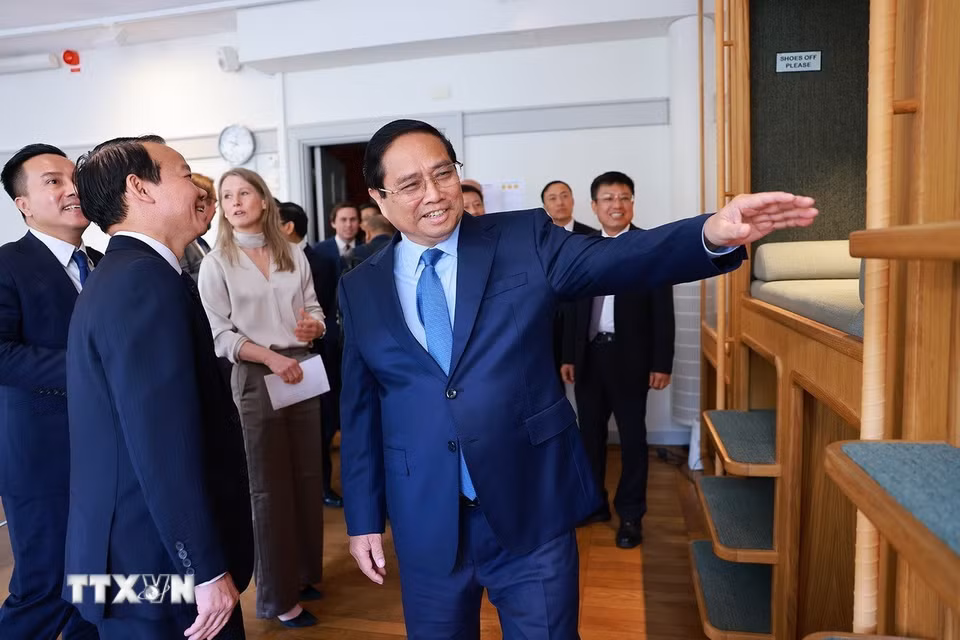 Thủ tướng Phạm Minh Chính thăm Đại học Kinh tế Stockholm. (Ảnh: Dương Giang/TTXVN)