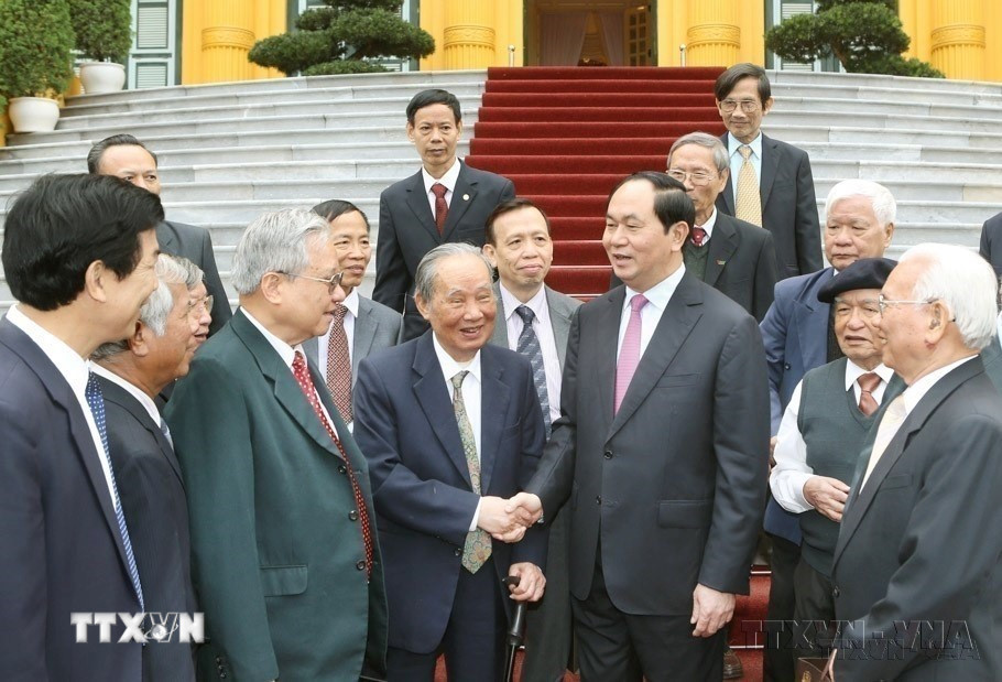 Chủ tịch nước Trần Đại Quang gặp mặt Đoàn đại biểu Ban Liên lạc cựu chuyên gia Việt Nam giúp cách mạng Campuchia. (Ảnh: Nhan Sáng/TTXVN)