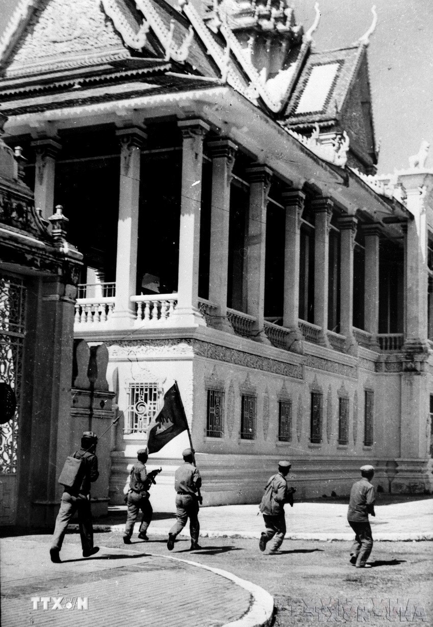 Lực lượng vũ trang cách mạng Campuchia tiến vào Hoàng cung, giải phóng Phnom Penh. (Ảnh: TTXVN)