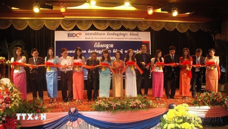 Lễ cắt băng khai trương Chi nhánh BIDC Mienchay của Ngân hàng Đầu tư và Phát triển tại Thủ đô Phnom Penh (Campuchia). (Ảnh: Xuân Khu/TTXVN)