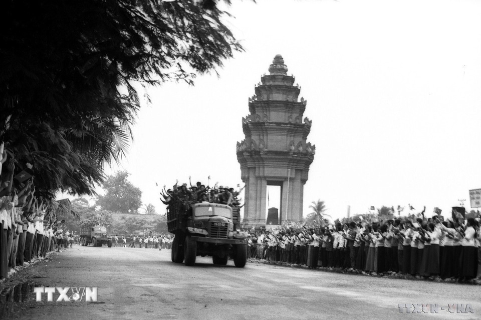 Hàng vạn người dân Thủ đô Phnom Penh đứng dọc hai bên đường, lưu luyến tiễn đưa Quân tình nguyện Việt Nam hoàn thành nghĩa vụ quốc tế, lên đường trở về nước, tháng 6/1984. (Ảnh: TTXVN)