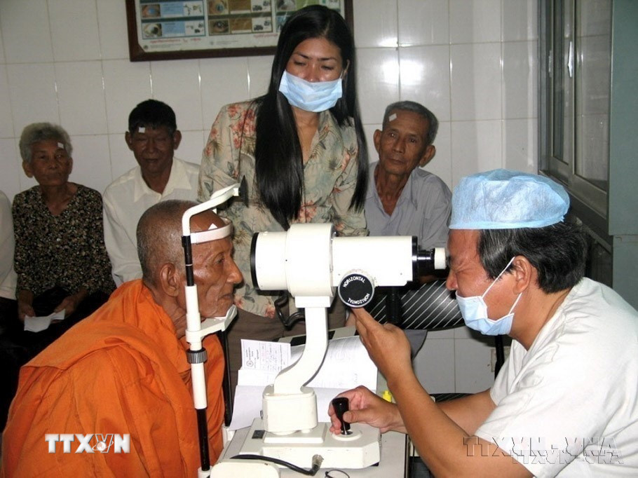 Hội bảo trợ người nghèo tỉnh Tây Ninh phối hợp với Hội bảo trợ bệnh nhân nghèo TP. Hồ Chí Minh tổ chức khám, mổ mắt, đặt thủy tinh thể cho 751 bệnh nhân nghèo tại tỉnh Kampongcham (Campuchia). (Ảnh: Lê Đức Hoảnh/TTXVN)