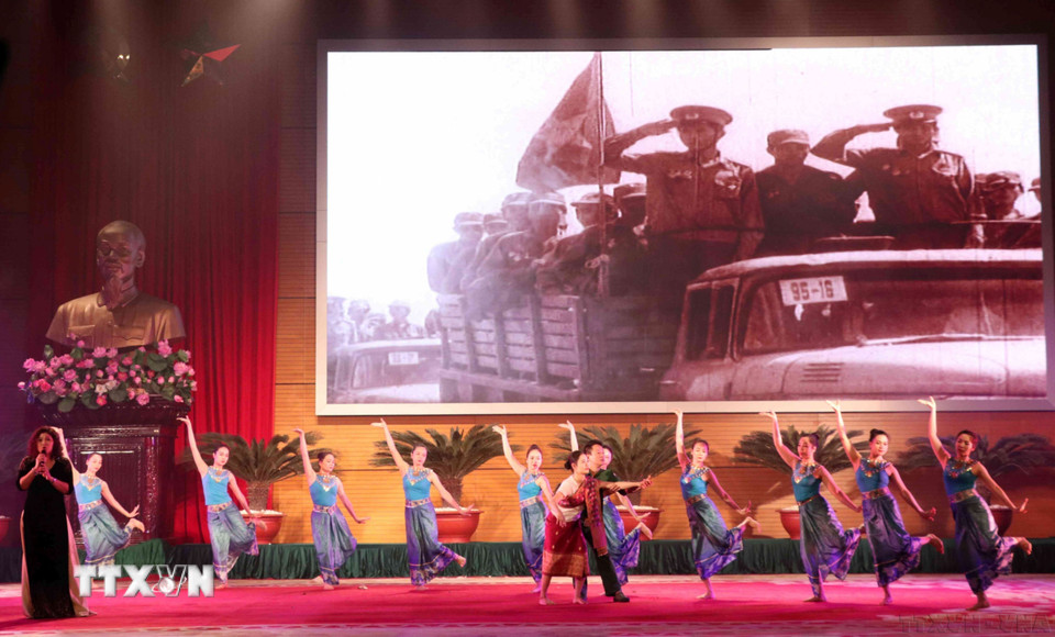 Chương trình biểu diễn văn nghệ tại Lễ kỷ niệm 40 năm Ngày Chiến thắng chiến tranh bảo vệ biên giới Tây Nam của Tổ quốc và cùng nhân dân Campuchia chiến thắng chế độ diệt chủng (7/1/1979-7/1/2019) được tổ chức trọng thể tại Hà Nội (4/1/2019). (Ảnh: Văn Điệp/TTXVN)