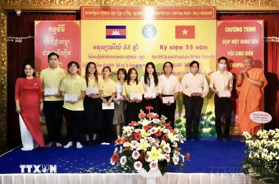 Hội hữu nghị Việt Nam - Campuchia Thành phố Hồ Chí Minh trao tặng học bổng trị giá 500 triệu đồng cho sinh viên Campuchia đang học tập trên địa bàn Thành phố. (Ảnh: Hồng Giang/TTXVN)