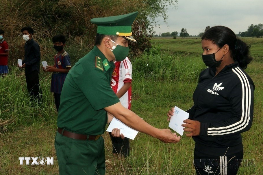 Đồn Biên phòng Phú Mỹ, huyện Giang Thành (Kiên Giang), tổ chức trao học bổng theo chương trình “Nâng bước em đến trường” cho 9 em học sinh nghèo sinh sống trên địa bàn xã Prây Cơ Rớt, huyện Kam Pong Trach, tỉnh Kam Pot (Campuchia), mỗi phần trị giá 6 triệu đồng. (Ảnh: TTXVN)