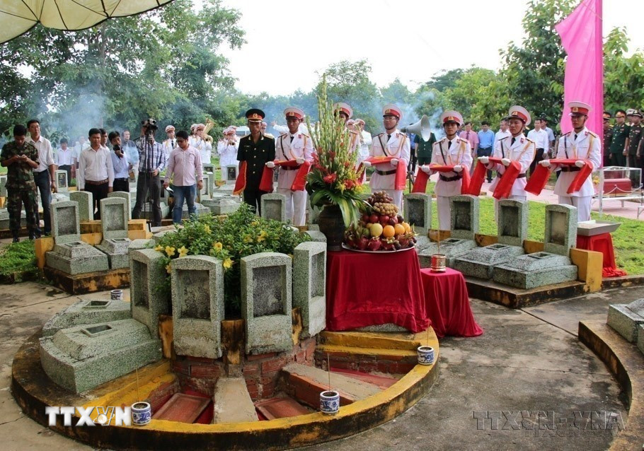UBND tỉnh Tây Ninh phối hợp Bộ Tư lệnh Quân khu 7 tổ chức trọng thể lễ truy điệu và an táng 206 hài cốt quân tình nguyện Việt Nam hy sinh trên chiến trường Campuchia. (Ảnh Lê Đức Hoảnh/TTXVN)