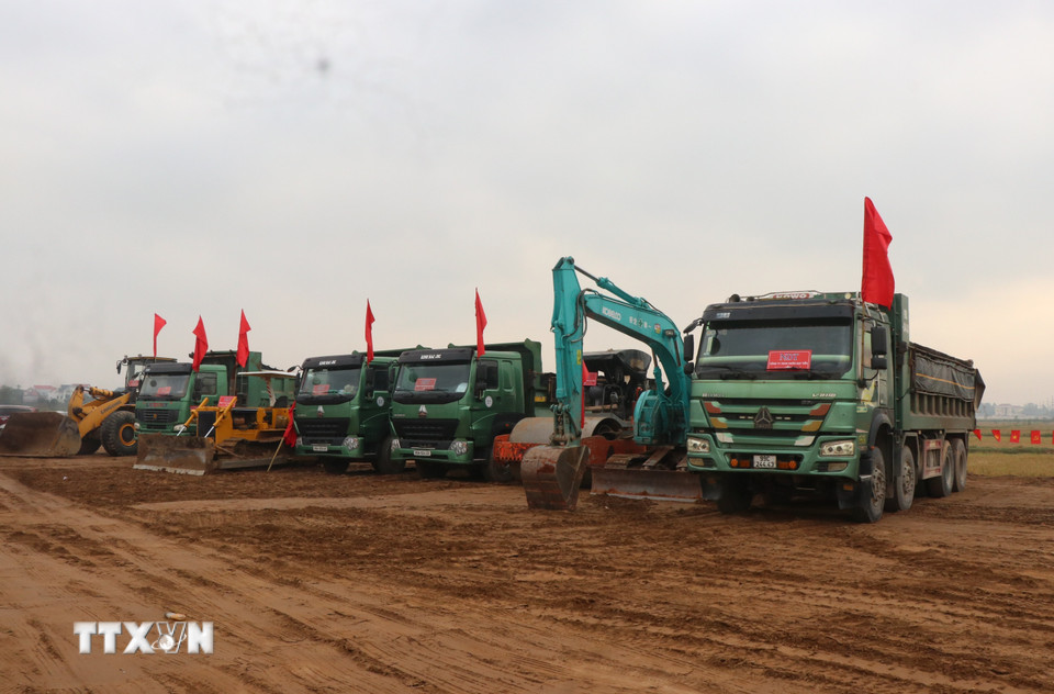 Máy móc chuẩn bị thi công dự án. (Ảnh: Thanh Thương/TTXVN)