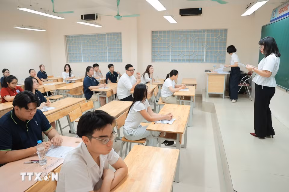 Thí sinh bước vào môn thi đầu tiên - môn Ngữ văn. (Ảnh: Minh Quyết/TTXVN)