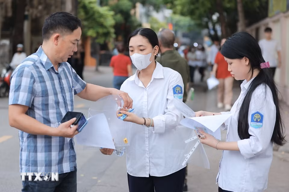 Thí sinh đến dự thi tại điểm thi Trường THPT Nguyễn Gia Thiều (Hà Nội). (Ảnh: Minh Quyết/TTXVN)