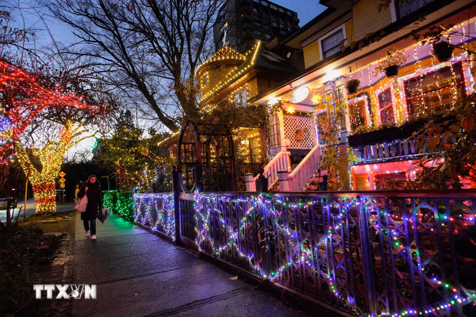 Ngôi nhà được trang hoàng lung linh đón Giáng sinh tại Vancouver, British Columbia, Canada. (Ảnh: THX/TTXVN)