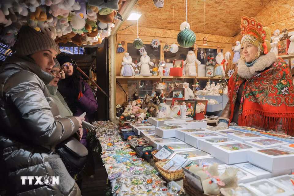 Du khách tham quan chợ Giáng sinh tại St. Petersburg, Nga. (Ảnh: THX/TTXVN)