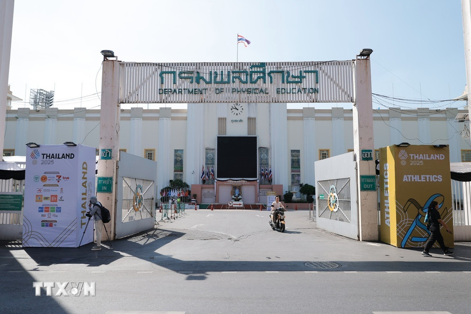 Khu vực cửa SVĐ được trang trí cờ hoa, banner và các biểu tượng của SEA Games 33. (Ảnh: Minh Quyết/TTXVN)