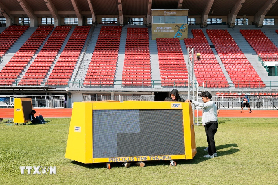 Nhân viên kỹ thuật xử lý các hạng mục cuối cùng chuẩn bị cho các nội dung thi đấu của môn điền kinh tại SEA Games 33. (Ảnh: Minh Quyết/TTXVN)