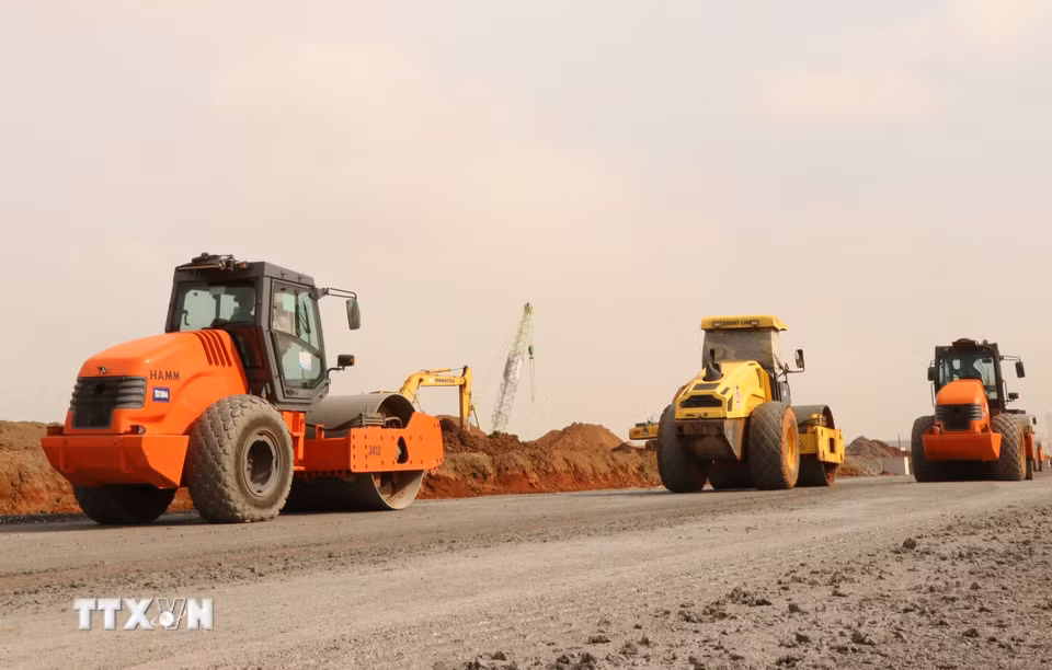 Máy móc, nhân lực thi công hệ thống giao thông nội cảng sân bay Long Thành. (Ảnh: Công Phong/TTXVN)