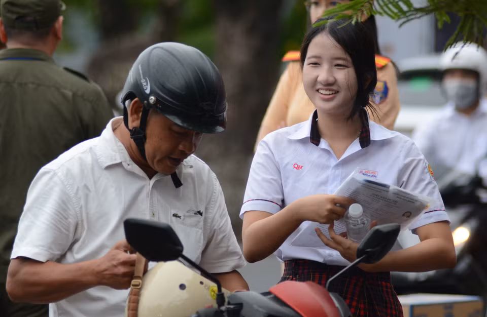 Thí sinh tự tin bước vào môn thi Ngữ Văn tại điểm thi trường THPT Chuyên Quốc học Huế. (Ảnh: Văn Dũng/TTXVN)