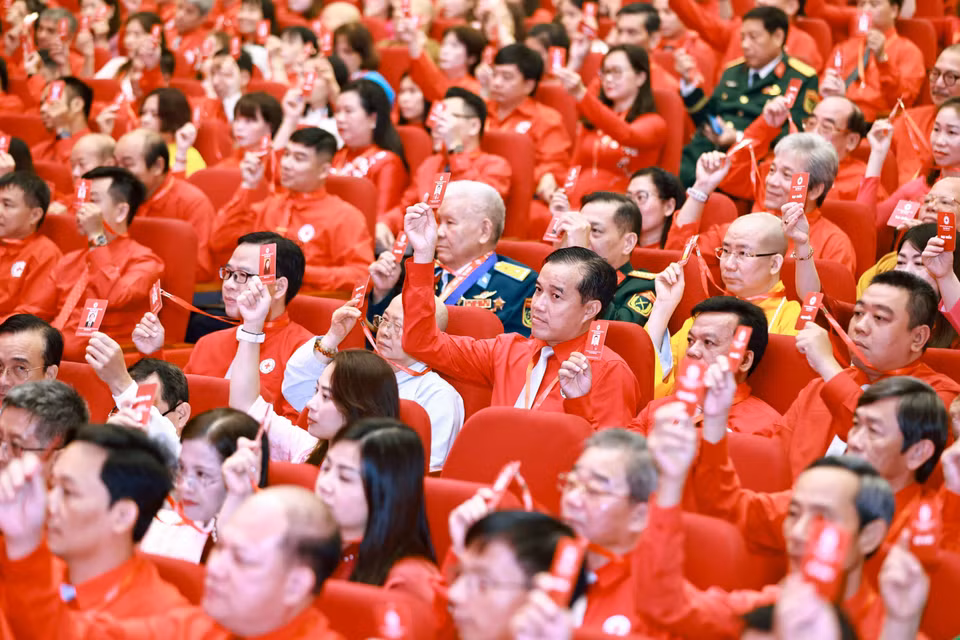 Đại biểu dự đại hội tham gia biểu quyết. (Ảnh: Thanh Tùng/TTXVN)