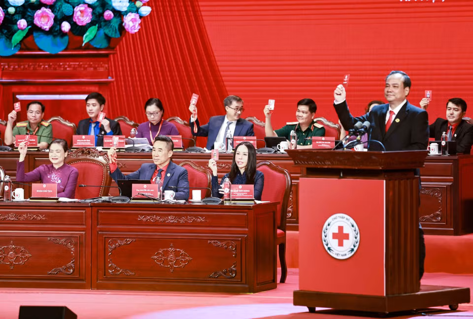 Đại biểu trong đoàn Chủ tịch điều hành đại hội tham gia biểu quyết. (Ảnh: Thanh Tùng/TTXVN)