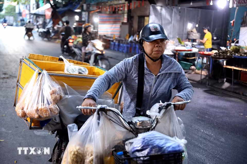 Người bán hàng rong mưu sinh từ 5 giờ sáng để tránh nắng nóng. (Ảnh: Thanh Hải/TTXVN)