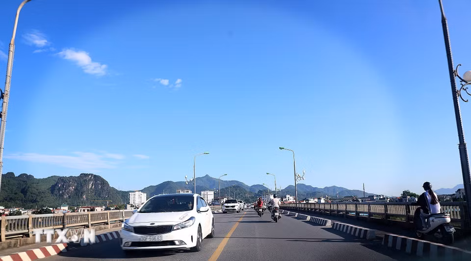 Nắng nóng khiến hoạt động của người dân diễn ra sớm từ 6 giờ sáng thay vì như thường lệ lúc 7h sáng. (Ảnh: Thanh Hải/TTXVN)