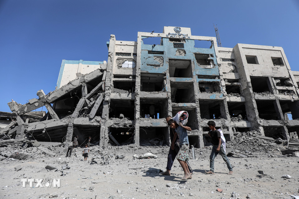Tòa nhà tại Gaza bị phá hủy sau cuộc không kích của Israel. (Ảnh: THX/TTXVN)