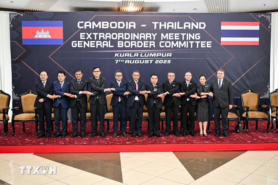 Trong cuộc họp đặc biệt của Ủy ban Biên giới chung diễn ra ngày 7/8/2025 tại Kuala Lumpur (Malaysia), Thái Lan và Campuchia đã đạt được thỏa thuận ngừng bắn. Cuộc họp do quyền Bộ trưởng Quốc phòng Thái Lan, Tướng Nattaphon Nakphanit, và Phó Thủ tướng kiêm Bộ trưởng Quốc phòng Campuchia, Tea Seiha, đồng chủ trì. (Ảnh: THX/TTXVN)