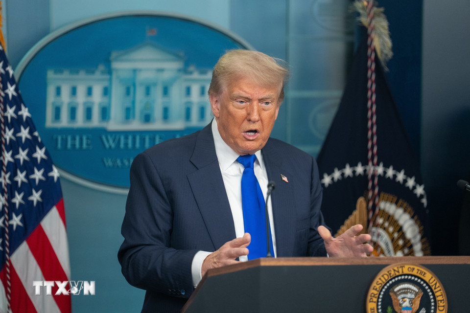 Ngày 6/8/2025, Tổng thống Donald Trump tuyên bố Mỹ sẽ áp thuế 100% đối với chip bán dẫn nhập khẩu vào nước này. (Ảnh: THX/TTXVN)