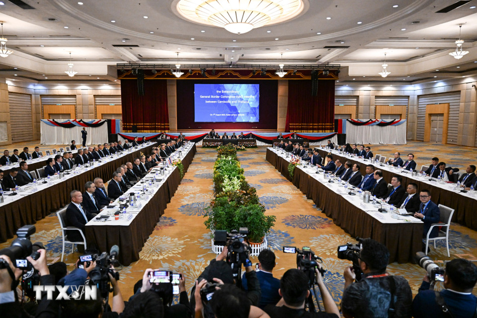 Trong cuộc họp đặc biệt của Ủy ban Biên giới chung diễn ra ngày 7/8/2025 tại Kuala Lumpur (Malaysia), Thái Lan và Campuchia đã đạt được thỏa thuận ngừng bắn. Cuộc họp do quyền Bộ trưởng Quốc phòng Thái Lan, Tướng Nattaphon Nakphanit, và Phó Thủ tướng kiêm Bộ trưởng Quốc phòng Campuchia, Tea Seiha, đồng chủ trì. (Ảnh: THX/TTXVN)