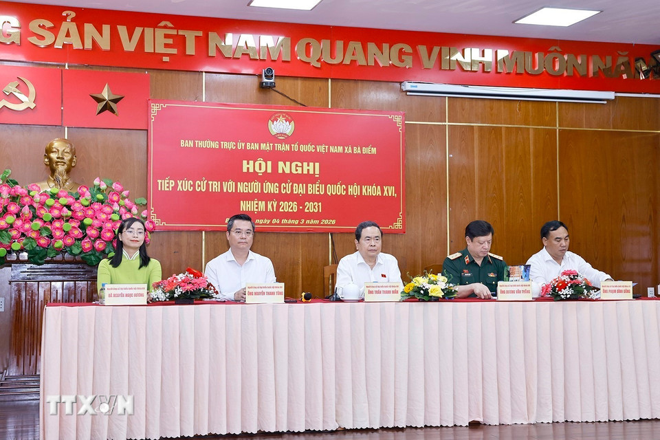 Chủ tịch Quốc hội Trần Thanh Mẫn và đại biểu dự hội nghị tiếp xúc cử tri xã Bà Điểm, Thành phố Hồ Chí Minh. (Ảnh: Doãn Tấn/TTXVN)\