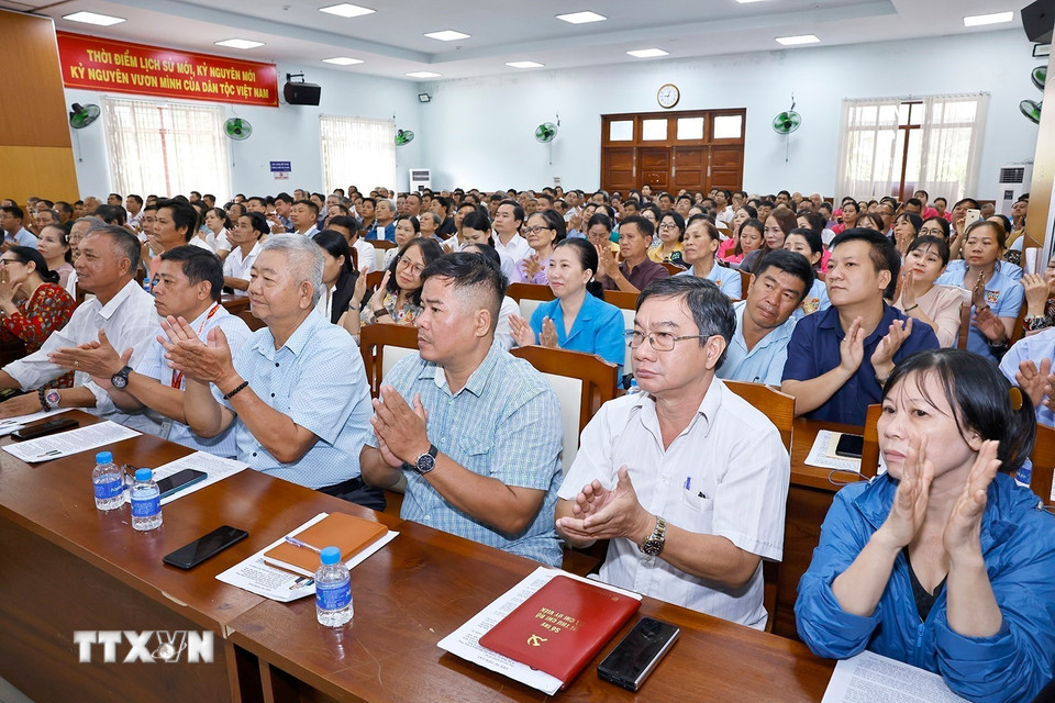 Cử tri xã Bà Điểm, Thành phố Hồ Chí Minh dự hội nghị. (Ảnh: Doãn Tấn/TTXVN)