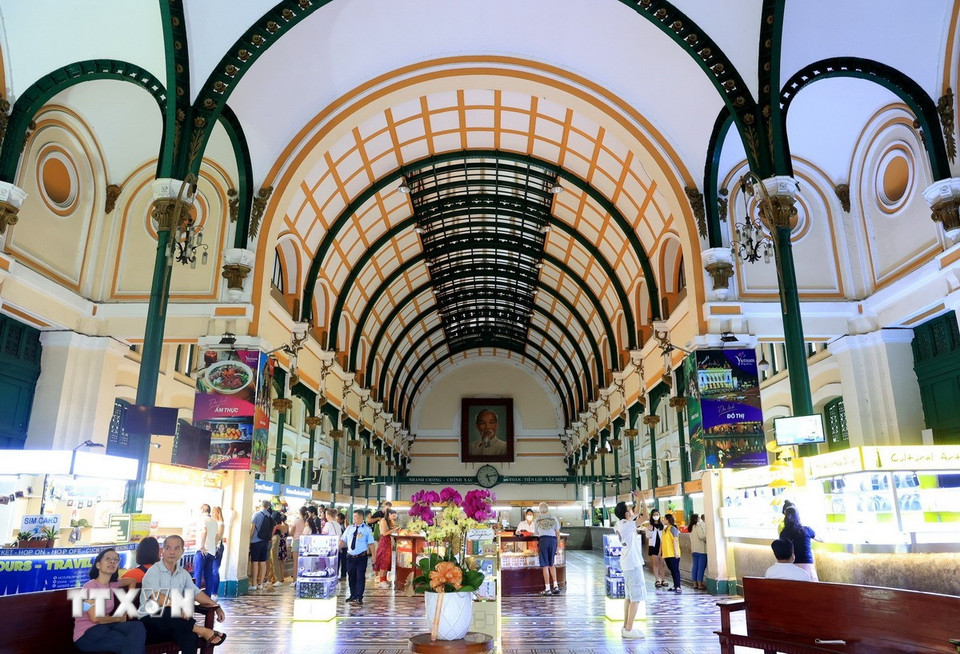 Kiến trúc mái vòm với ảnh Bác Hồ ở chính diện là điểm nhấn của Bưu điện Trung tâm Thành phố. (Ảnh: Hồng Đạt/TTXVN)