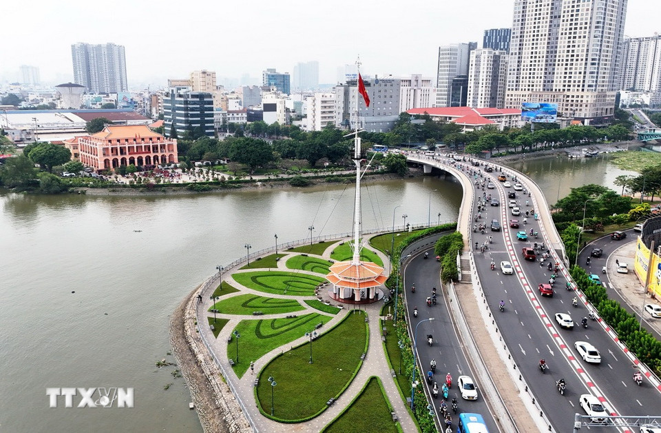 Bến Nhà Rồng nằm bên sông Sài Gòn, nối với quận 1 bằng cầu Khánh Hội. (Ảnh: Hồng Đạt/TTXVN)