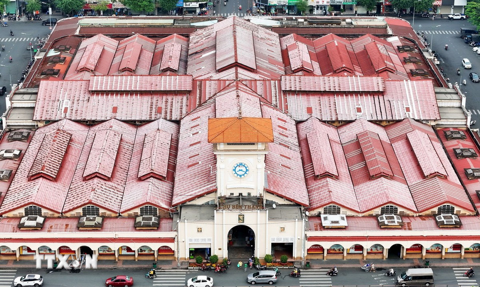 Chợ Bến Thành là một trong những công trình kiến trúc Sài Gòn còn sót lại từ thời Pháp thuộc, đã trở thành biểu tượng văn hóa du lịch của Thành phố Hồ Chí Minh. (Ảnh: Hồng Đạt/TTXVN)