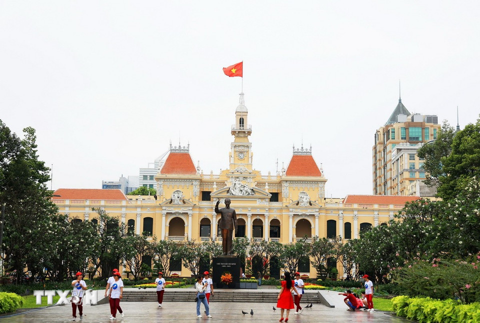 Trụ sở Ủy ban Nhân dân Thành phố Hồ Chí Minh, công trình kiến trúc độc đáo gắn với Tượng đài Bác Hồ luôn là điểm đến nổi tiếng của Thành phố. (Ảnh: Hồng Đạt/TTXVN)