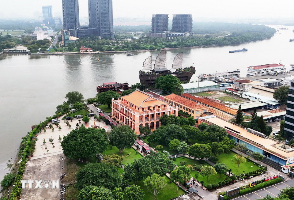 Bến Nhà Rồng nằm bên sông Sài Gòn là điểm du lịch thu hút khách tham quan. (Ảnh: Hồng Đạt/TTXVN)