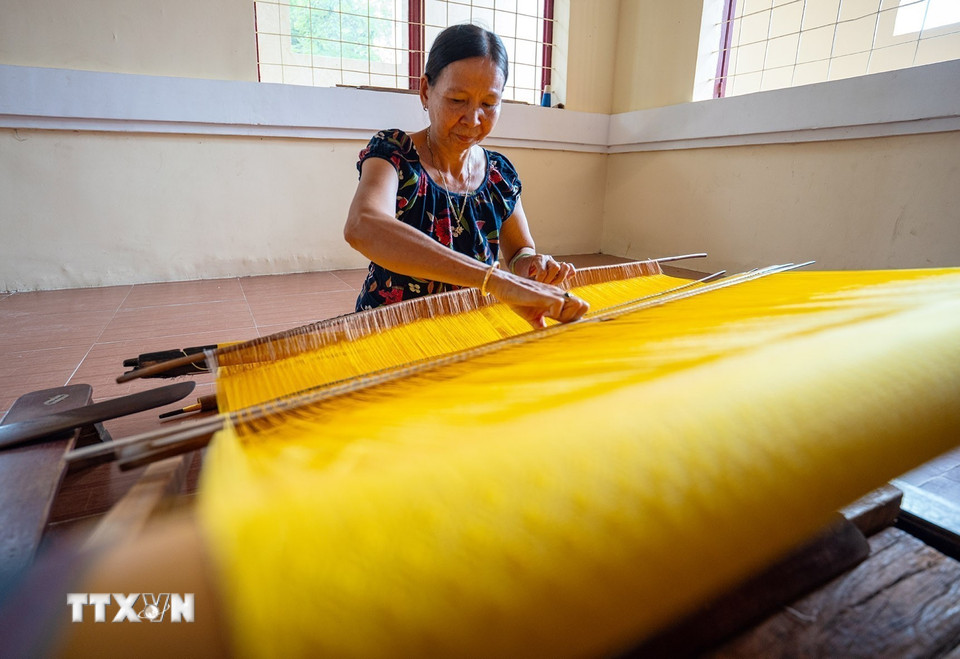 Để tạo ra những sản phẩm đẹp mắt, người thợ lành nghề cần có sự tập trung cao độ và bền bỉ. (Ảnh: Khánh Hòa/TTXVN)