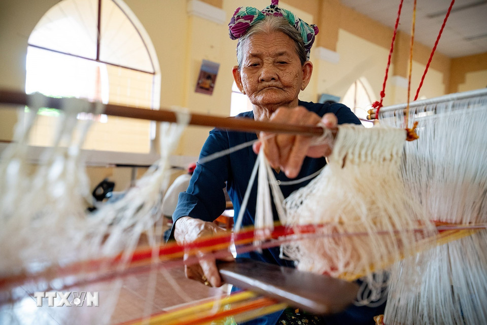 Để tạo ra những sản phẩm đẹp mắt, người thợ lành nghề cần có sự tập trung cao độ và bền bỉ. (Ảnh: Khánh Hòa/TTXVN)