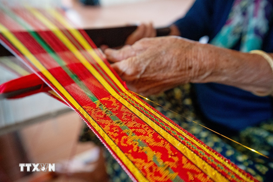 Hoa văn trên những tấm vải dệt thổ cẩm của người Chăm thường khá đa dạng và nhiều màu sắc. (Ảnh: Khánh Hòa/TTXVN)